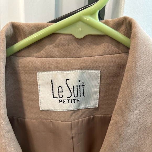 LE SUIT Petite skirt suit. Button front jacket w/self tie belt. Tan and black. - Picture 2 of 8
